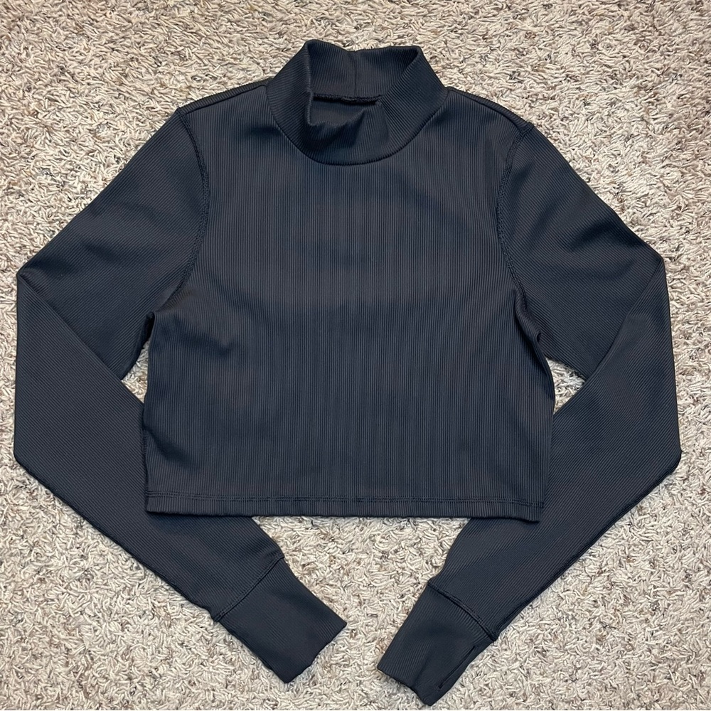 Aeries offline long sleeve crop‎ top